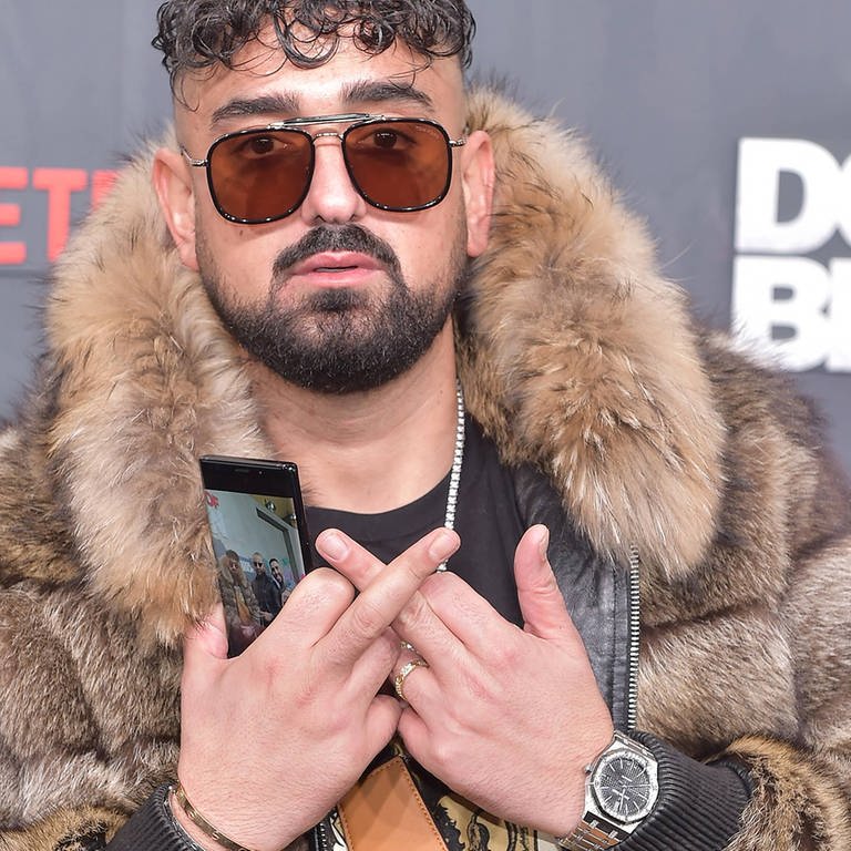 Haftbefehl auf dem roten Teppich  (Foto: IMAGO, DOGS OF BERLIN arrest warrant bourgeois Aykut Anhan is a Turkish German rapper on the black carpet to the world premiere of DOGS OF BERLIN at Kino International on 06 12 2018)