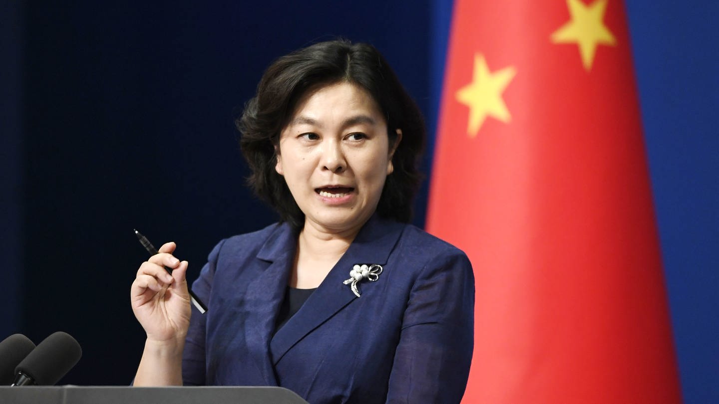 Hua Chunying, Sprecherin des chinesischen Außenministeriums, spricht bei einer Pressekonferenz.