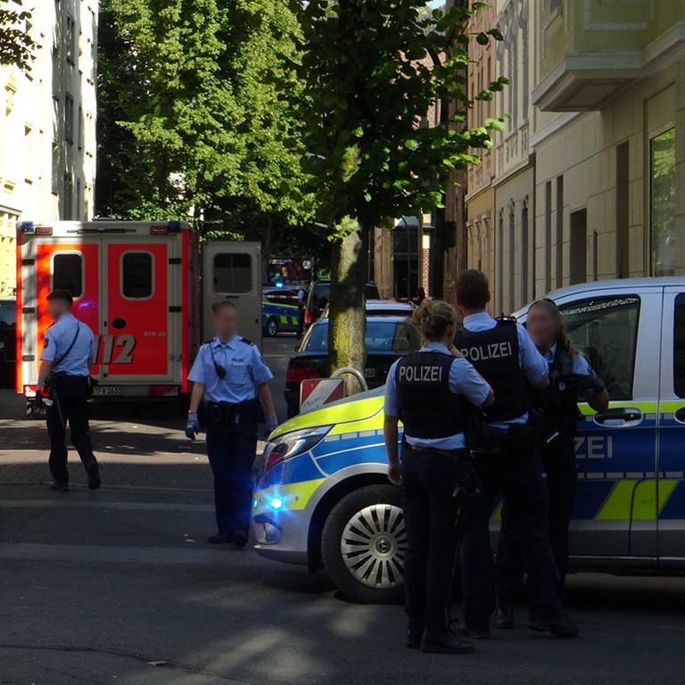 Polizeibeamte sichern einen Einsatzort  (Foto: dpa Bildfunk, picture alliance/dpa/Video-Line TV | Markus Wüllner)