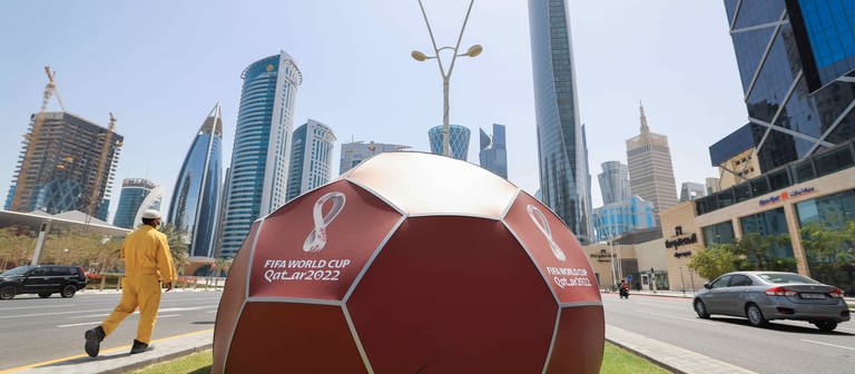 Ein Werbedisplay für den "FIFA World Cup Qatar 2022". (Foto: IMAGO, picture alliance/dpa | Christian Charisius)