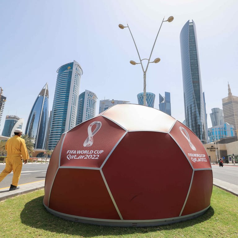 Ein Werbedisplay für den "FIFA World Cup Qatar 2022". (Foto: IMAGO, picture alliance/dpa | Christian Charisius)
