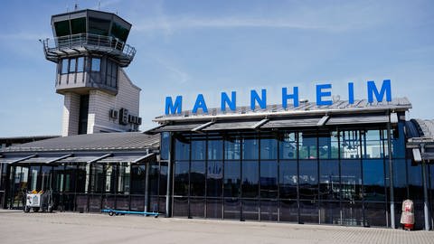 Der Schriftzug «Mannheim» ist am Gebäude vor dem Tower zu sehen. Der Flugplatz Mannheim City zählt bis zu 40 000 Flugbewegungen im Jahr. (Foto: picture-alliance / Reportdienste, picture alliance/dpa | Uwe Anspach)