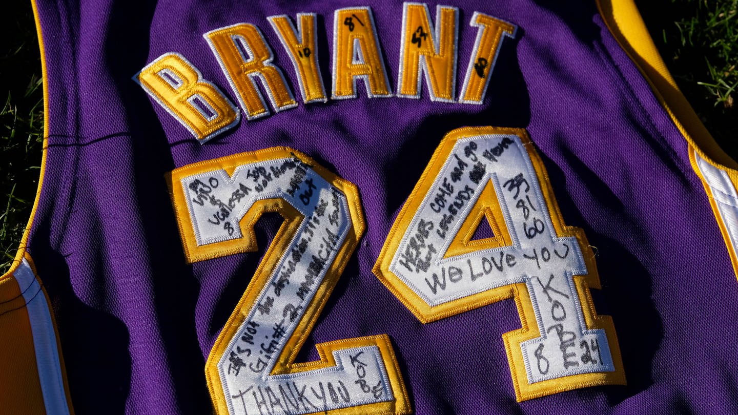 Rückseite von Kobe Bryant-Trikot mit Unterschriften