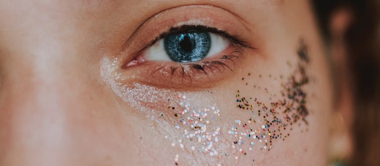 Glitter im Gesicht (Foto: DASDING, Pexels / lilartsy)