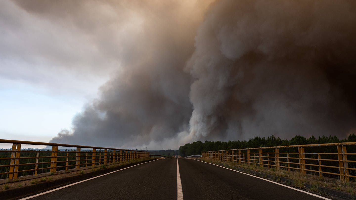 The Giant Fire Of Landiras Forest fire around the town of Hostens, France, on August 10, 2022 (Foto: IMAGO, Jerome Gilles)