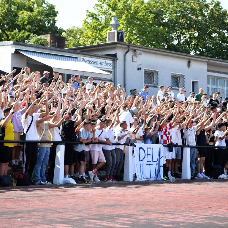 Delay Sports singen Fangesänge beim Pokalspiel gegen Mariendorf (Foto: IMAGO, Copyright: xSebastianxRäppold/MatthiasxKochx)