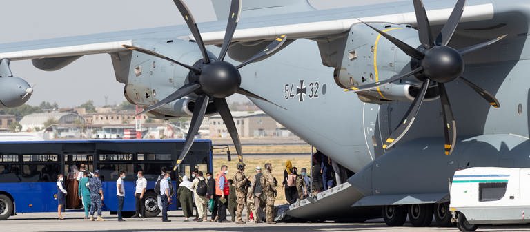 Ankunft eines Airbus A400M der Bundeswehr mit Schutzbedürftigen aus Kabul. Die Bundeswehr hat weitere deutsche Staatsbürger und afghanische Ortskräfte aus Kabul evakuiert. (Foto: picture-alliance / Reportdienste, picture alliance/dpa/Bundeswehr | Marc Tessensohn)