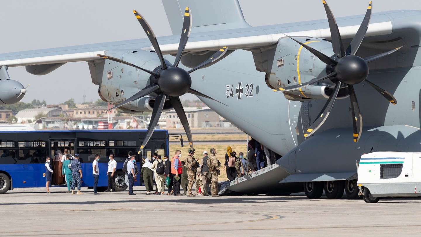 Ankunft eines Airbus A400M der Bundeswehr mit Schutzbedürftigen aus Kabul. Die Bundeswehr hat weitere deutsche Staatsbürger und afghanische Ortskräfte aus Kabul evakuiert.