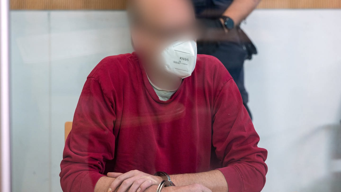 Der 52-jährige Angeklagte sitzt beim Prozess um die tödliche Amokfahrt in Trier in Handschellen im Gerichtssaal des Landgerichts. Er war am 1. Dezember 2020 in einem Auto durch die Innenstadt von Trier gerast und hat dabei fünf Menschen getötet.