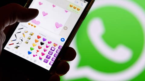 Emojis in WhatsApp auf dem iPhone. (Foto: dpa Bildfunk, picture alliance / Fabian Sommer/dpa)