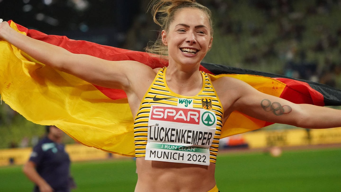 Gina Lückenkemper jubelt mit der Deutschland-Flagge nach EM-Titel