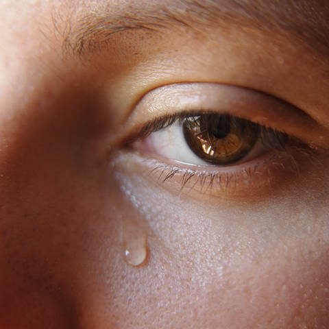 Frau mit Träne unter dem Auge. (Foto: IMAGO, IMAGO / argum)