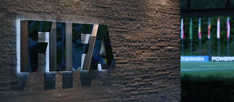 Logo des internationalen Fußballverbands FIFA (Foto: DASDING, IMAGO / ULMER Pressebildagentur)