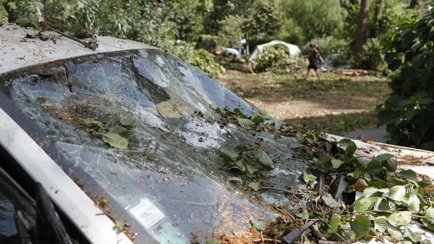 Blick auf die zerstörte Windschutzscheibe eines Autos auf dem Campingplatz Sagone, wo ein Baum während eines Sturms auf einen Bungalow stürzte und eine Person tötete.