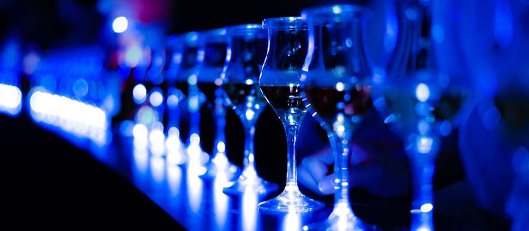 Weingläser auf einer Bar (Foto: IMAGO, IMAGO / Panthermedia)