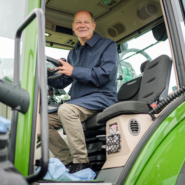 Olaf Scholz sitzt im Traktor (Foto: dpa Bildfunk, picture alliance/dpa | Kay Nietfeld)