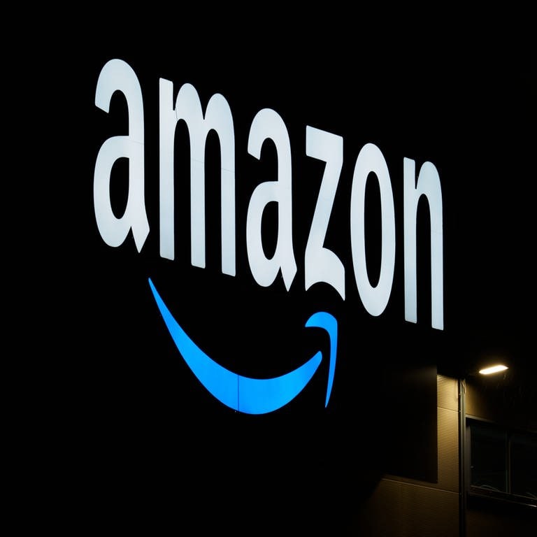 Das Amazon-Logo ist auf der Fassade eines Sortierzentrums zu sehen. (Foto: picture-alliance / Reportdienste, picture alliance/dpa/dpa-Zentralbild | Soeren Stache)