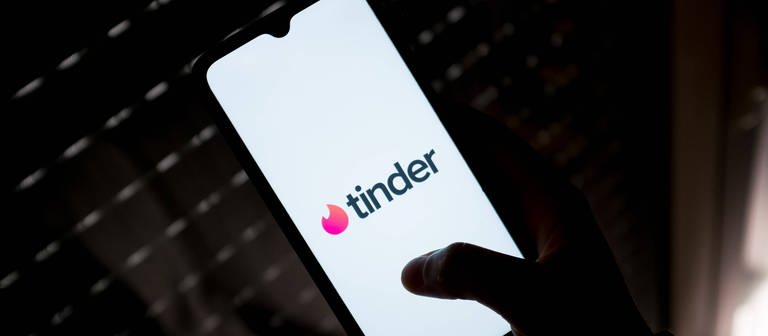  In this photo illustration a Tinder logo seen displayed on a smartphone (Foto: IMAGO, IMAGO / NurPhoto)