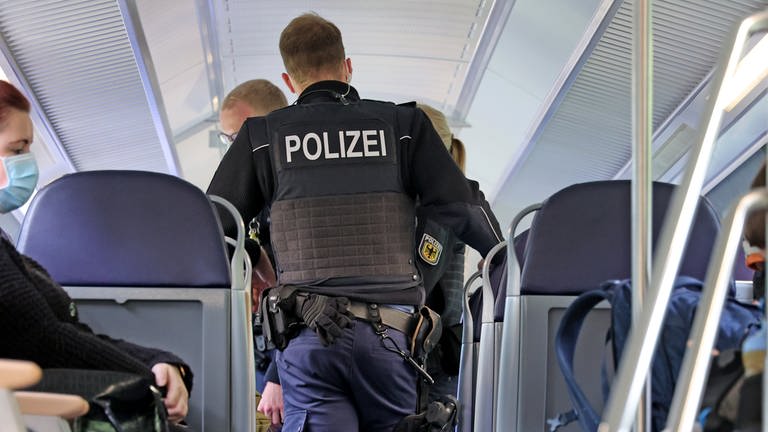 Polizisten der Bundespolizei laufen durch einen Regionalzug der Deutschen Bahn. (Foto: picture-alliance / Reportdienste, picture alliance/dpa/dpa-Zentralbild | Peter Gercke)