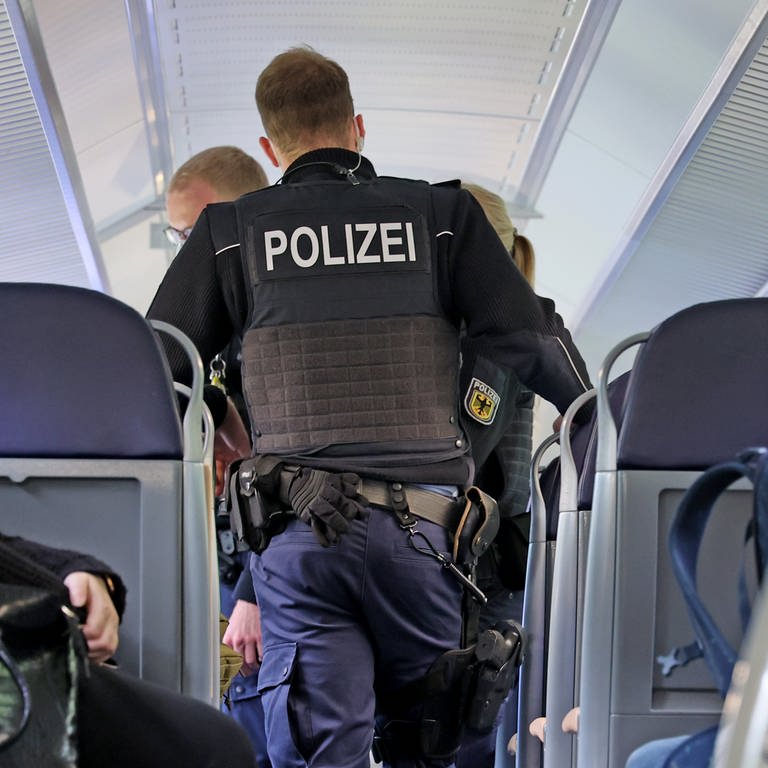 Polizisten der Bundespolizei laufen durch einen Regionalzug der Deutschen Bahn. (Foto: picture-alliance / Reportdienste, picture alliance/dpa/dpa-Zentralbild | Peter Gercke)