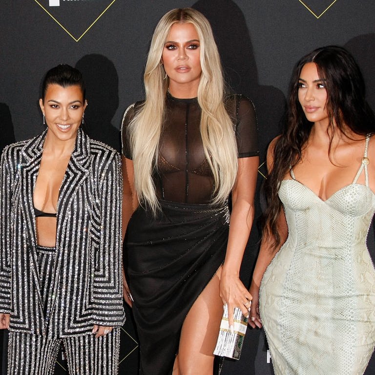 Kris Jenner (l-r), Kourtney Kardashian, Khloe Kardashian und Kim Kardashian, Reality-TV Stars aus den USA, kommen zu den Peoples Choice Awards. (Foto: dpa Bildfunk, picture alliance/dpa/ZUMA Wire | Imagespace)