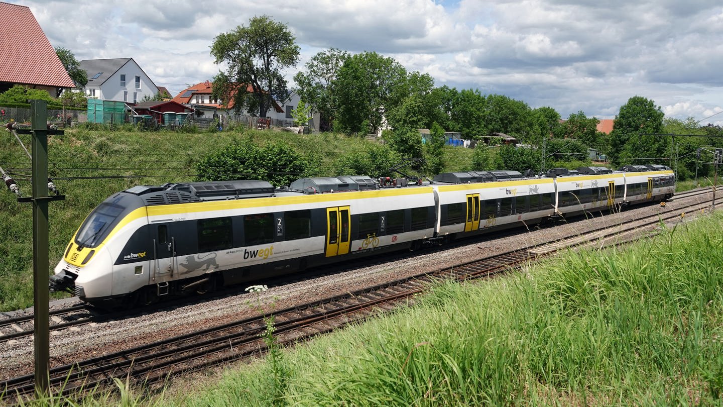 Ein Zug fährt in Bondorf bei Herrenberg (Kreis Böblingen) auf der Gäubahnstrecke in Baden-Württemberg.