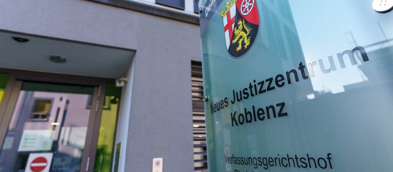Am Gerichtsgebäude ist ein Hinweis „Neues Justizzentrum Koblenz Verfassungsgerichtshof Rheinland-Pfalz“ angebracht. (Foto: dpa Bildfunk, picture alliance/dpa | Andreas Arnold)