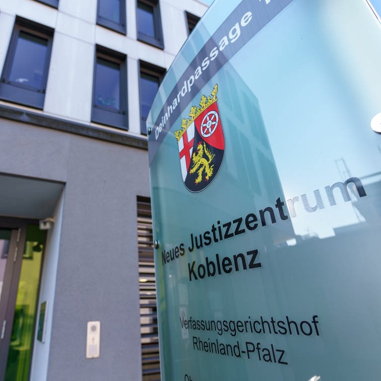 Am Gerichtsgebäude ist ein Hinweis „Neues Justizzentrum Koblenz Verfassungsgerichtshof Rheinland-Pfalz“ angebracht. (Foto: dpa Bildfunk, picture alliance/dpa | Andreas Arnold)