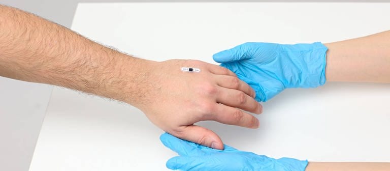 Chip Implantat Hand Symbolfoto (Foto: IMAGO, IMAGO / Cover-Images)