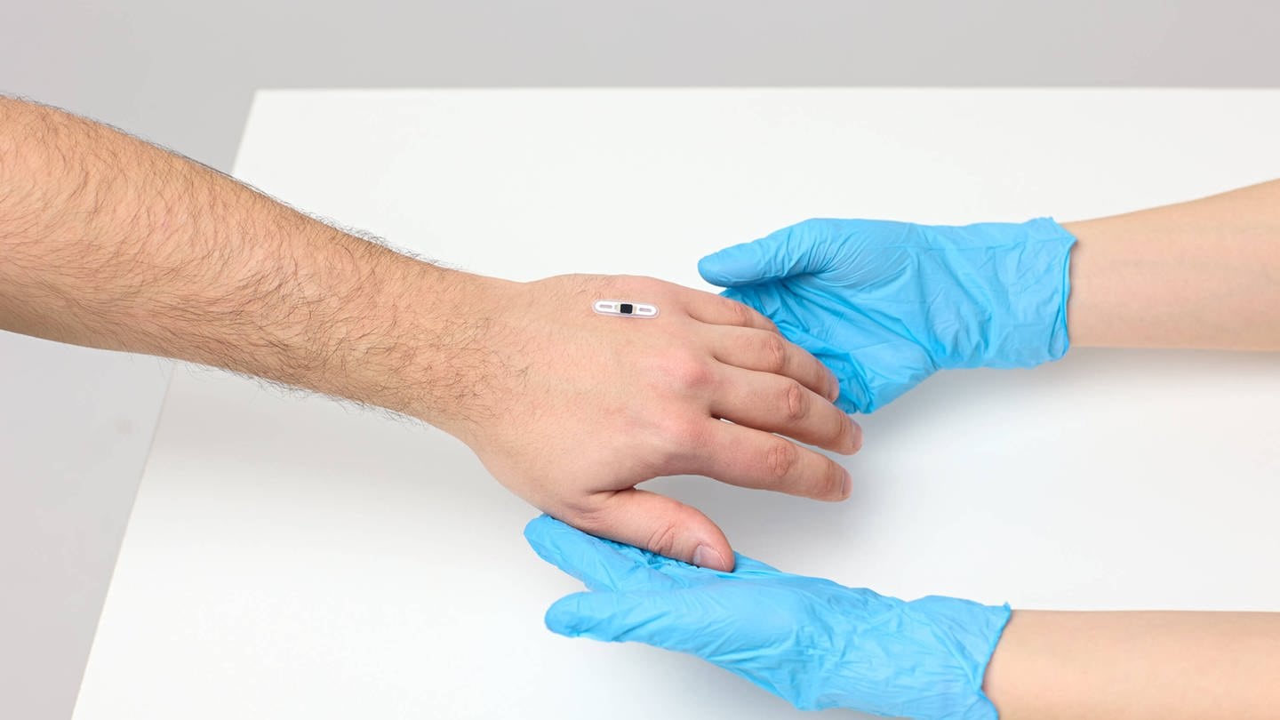 Chip Implantat Hand Symbolfoto