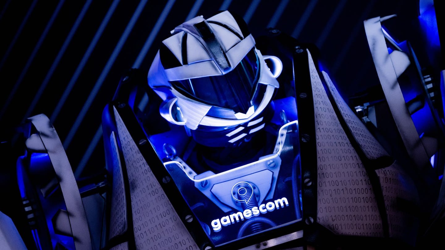 Ein Roboter mit dem Logo der Gamescom steht auf einer Pressekonferenz im Vorfeld der Gamescom 2022. Die Gamescom, eine Messe für Computer- und Videospiele öffnet vom 23. bis 28. August 2022.