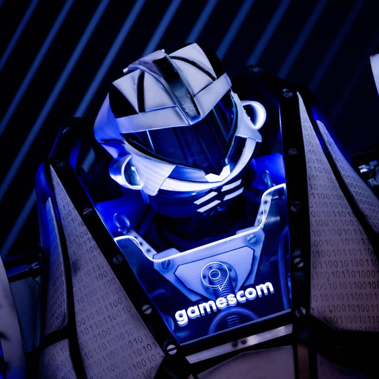 Ein Roboter mit dem Logo der Gamescom steht auf einer Pressekonferenz im Vorfeld der Gamescom 2022. Die Gamescom, eine Messe für Computer- und Videospiele öffnet vom 23. bis 28. August 2022. (Foto: picture-alliance / Reportdienste, picture alliance/dpa | Rolf Vennenbernd)