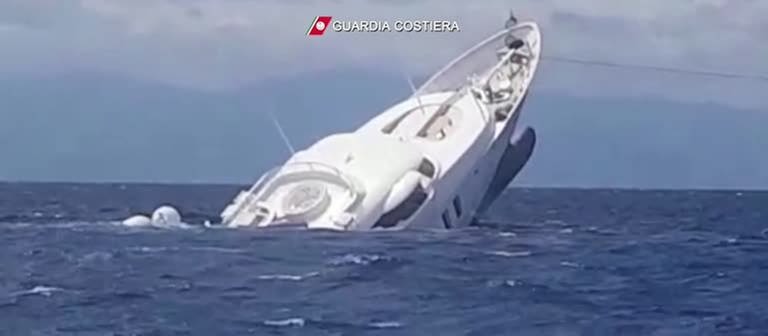 Eine 40-Meter-Jacht sinkt vor der italienischen Küste. (Foto: © 2022 Thomson Reuters)