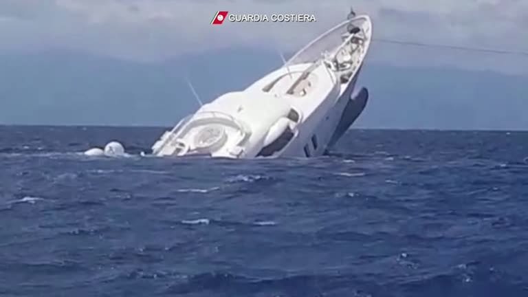 Eine 40-Meter-Jacht sinkt vor der italienischen Küste.