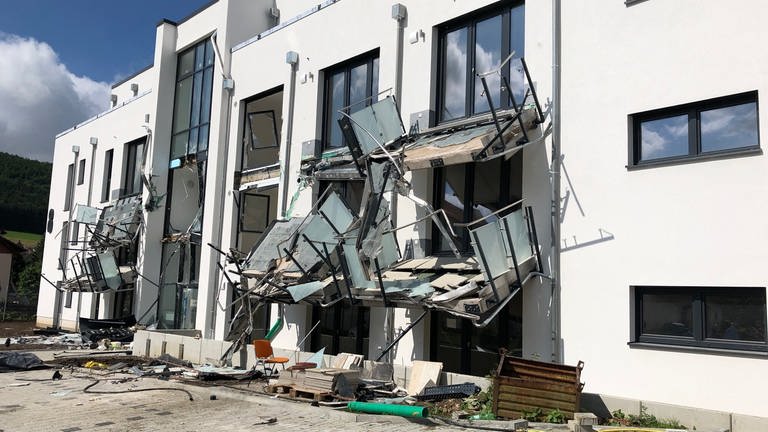 Ein Neubau mit heruntergerissenen Balkonen und zerstörter Fassade. (Foto: dpa Bildfunk, picture alliance/dpa/SWR | Hardy Faißt)