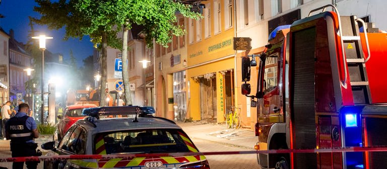 Feuerwehr und Polizei sind nach einer Explosion in einem Haus in Speyer im Einsatz.  (Foto: dpa Bildfunk, picture alliance/dpa/view die agentur | Joachim Ackermann)