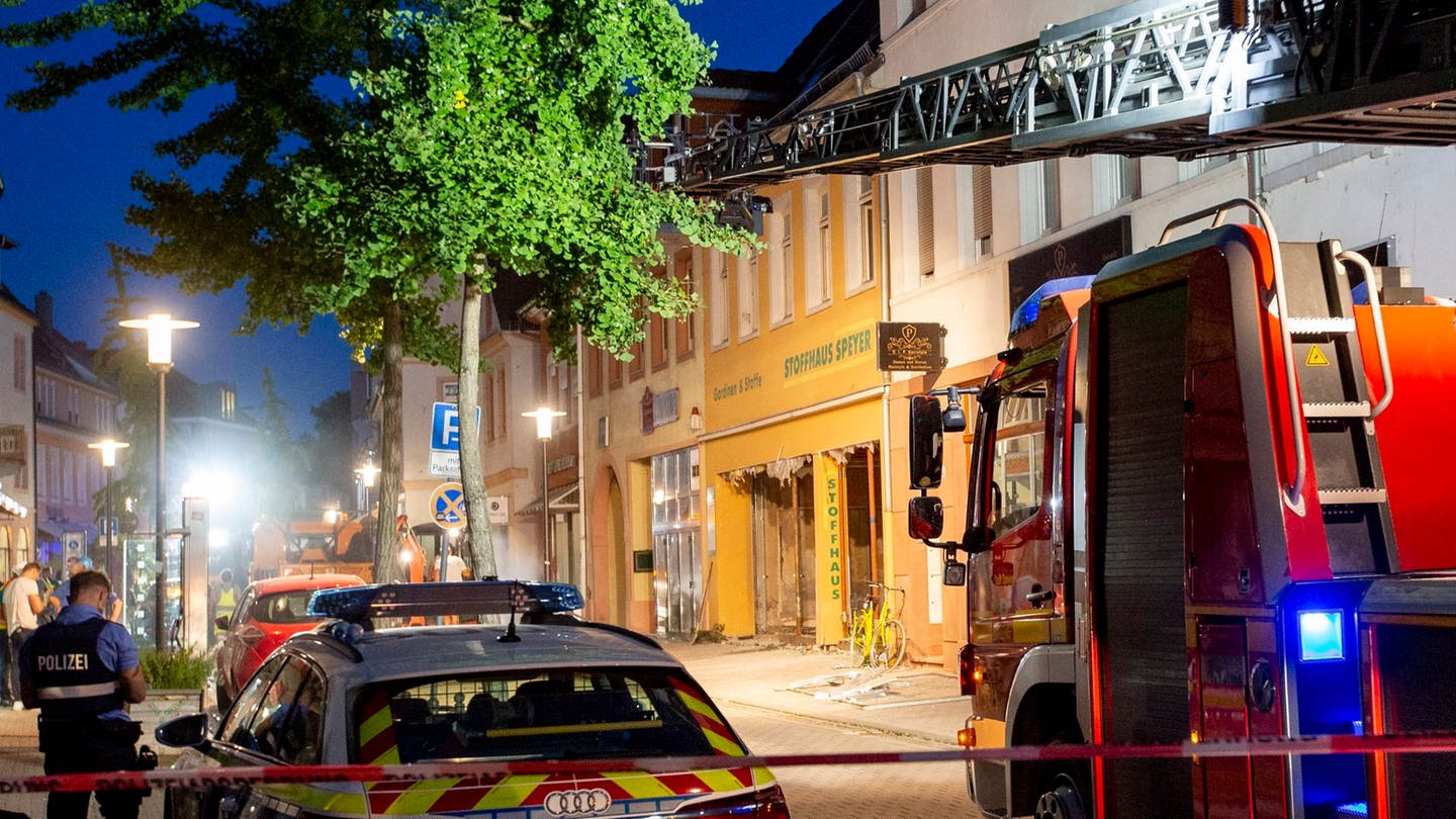 Feuerwehr und Polizei sind nach einer Explosion in einem Haus in Speyer im Einsatz.