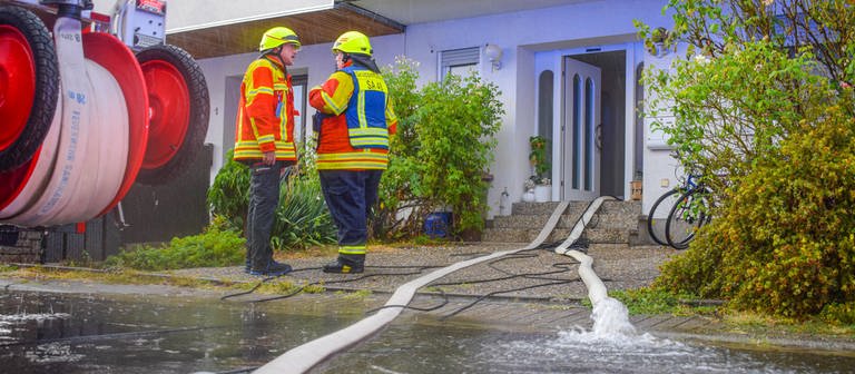 Schwere Unwetter über dem Südwesten: Straßen sind überflutet, viele Keller laufen voller Wasser Tausende Einsätze für die Feuerwehren im Südwesten (Foto: IMAGO, IMAGO / Einsatz-Report24)