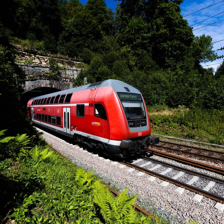 Ein Doppelstockzug der Deutschen Bahn fährt auf der Strecke der Schwarzwaldbahn auf den Gleisen. (Foto: dpa Bildfunk, picture alliance/dpa | Philipp von Ditfurth)