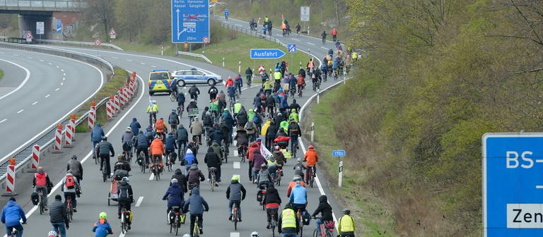 Fahrradfahrer demonstrieren auf der gesperrten BAB 39 in Braunschweig für die Verkehrswende.  (Foto: picture-alliance / Reportdienste, Picture Alliance)