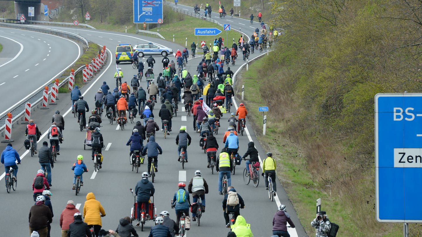 Fahrradfahrer demonstrieren auf der gesperrten BAB 39 in Braunschweig für die Verkehrswende. (Foto: picture-alliance / Reportdienste, Picture Alliance)