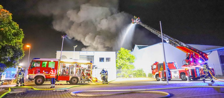 Brand einer Lagerhalle in Waghäusel (Foto: Einsatzreport24/Fabian Geier)