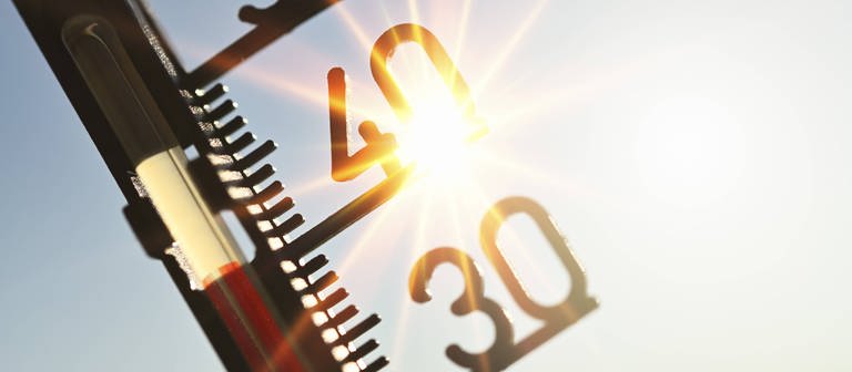 FOTOMONTAGE, Thermometer mit Sonnenstrahlen, Symbolfoto  (Foto: IMAGO, IMAGO / Christian Ohde)