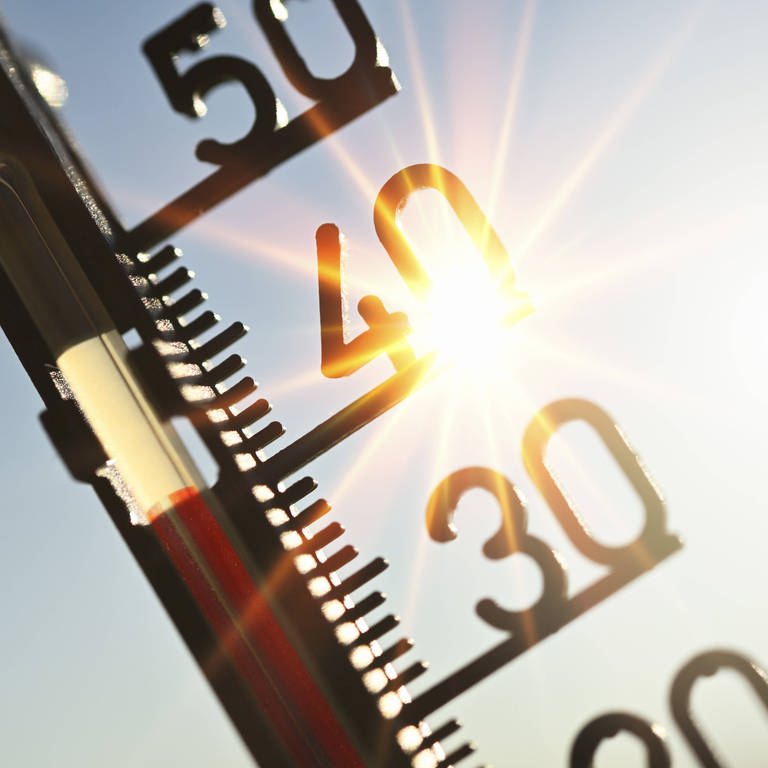 FOTOMONTAGE, Thermometer mit Sonnenstrahlen, Symbolfoto  (Foto: IMAGO, IMAGO / Christian Ohde)