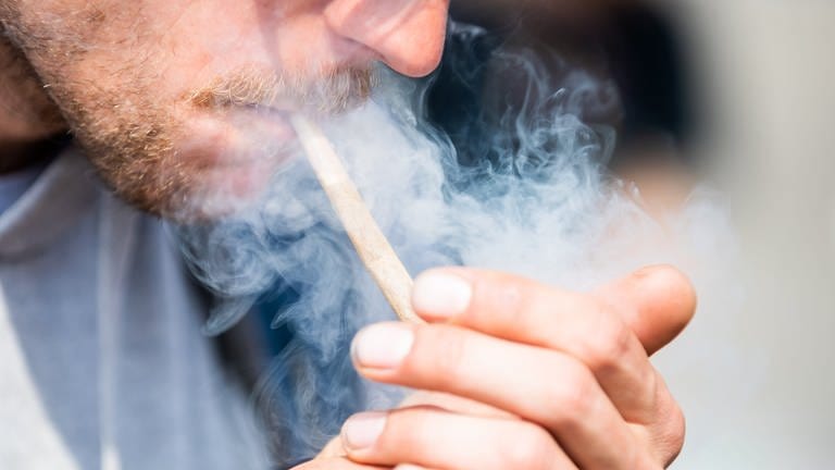 Ein Mann raucht einen Joint (Foto: dpa Bildfunk, picture alliance/dpa | Christoph Soeder)