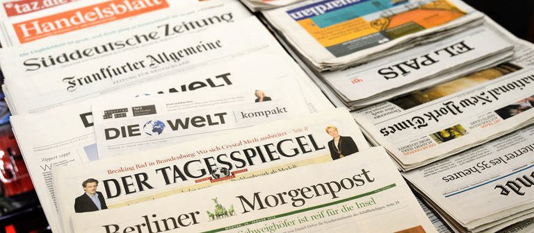 Verschiedene deutsche Tageszeitungen in einem Zeitungsladen in Berlin.  (Foto: dpa Bildfunk, picture alliance / dpa | Jens Kalaene)