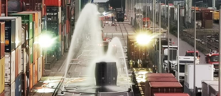 Die Feuerwehr kühlt eine Container, der mit 200 Fässern Hydrosulfit gefüllt ist, nach einem Chemieunfall im Mühlauhafen. (Foto: dpa Bildfunk, picture alliance/dpa/Dieter Leder | Dieter Leder)