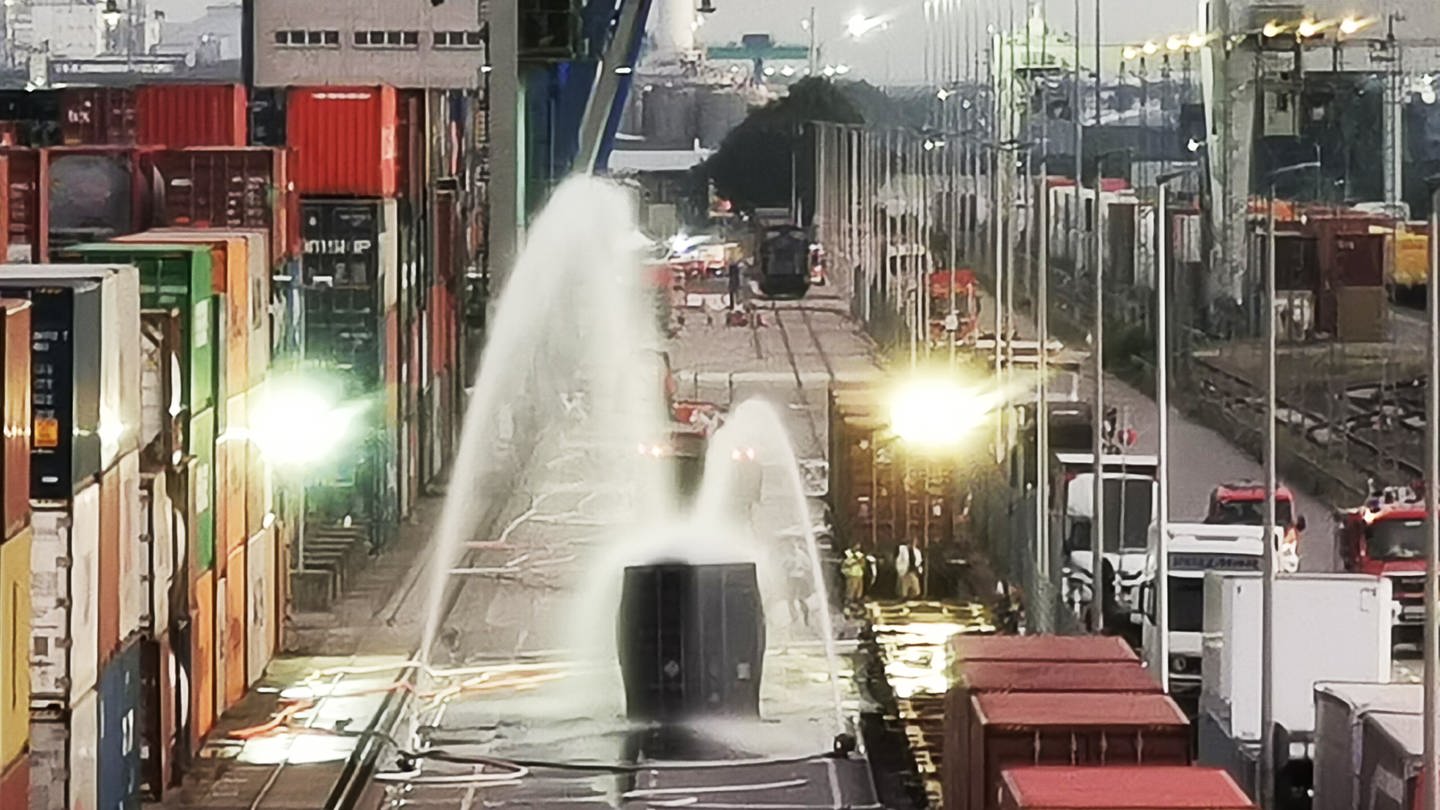 Die Feuerwehr kühlt eine Container, der mit 200 Fässern Hydrosulfit gefüllt ist, nach einem Chemieunfall im Mühlauhafen.