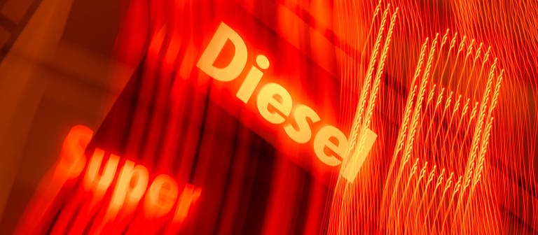 Die Preise von Benzin und Diesel sind an Preisanzeige einer Tankstelle zu sehen. (Foto: dpa Bildfunk, picture alliance/dpa | Peter Kneffel)