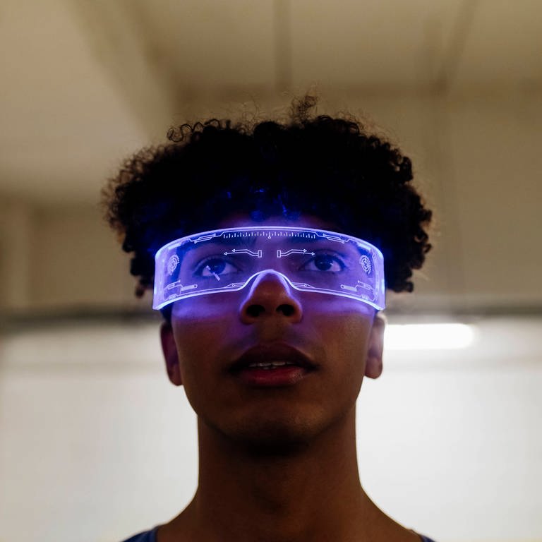 Tauschen wir bald unsere Bildschirme gegen Smart-Brillen?  (Foto: IMAGO, IMAGO / Westend61)